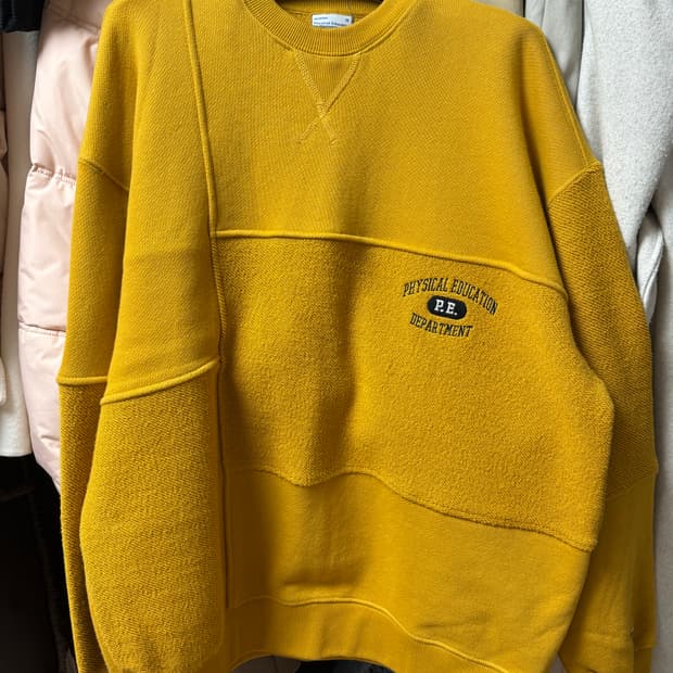 피지컬 에듀케이션 디파트먼트 맨투맨 머스타드