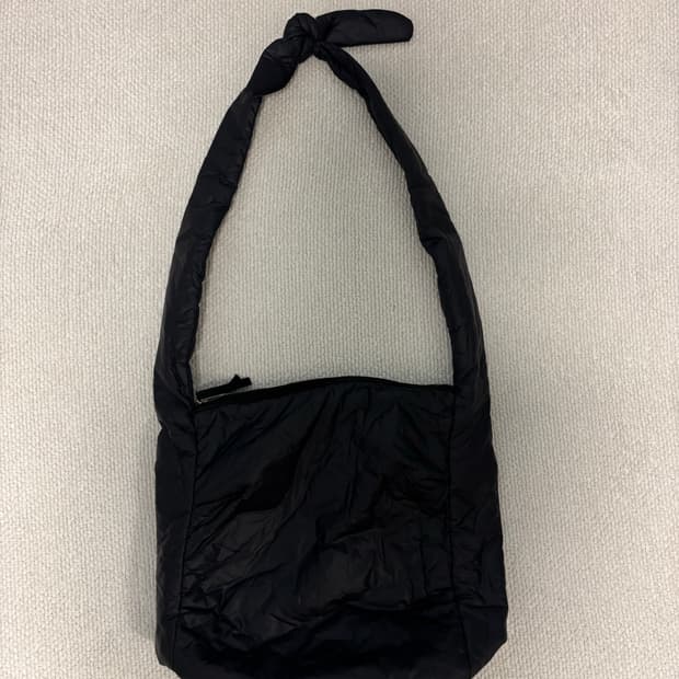 999휴머니티 이지 패디드 크로스백