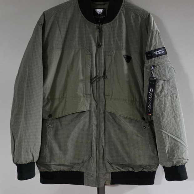 다이나핏 발틱 봄버 패딩자켓.
싸이즈 100~105  남자