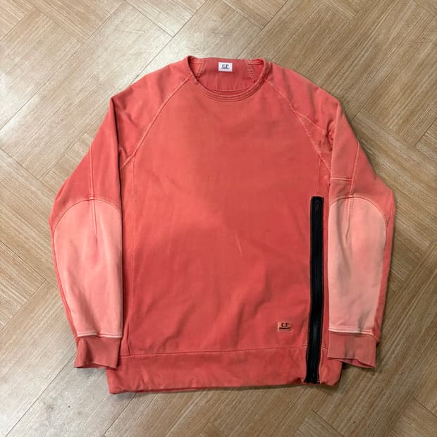 씨피컴퍼니 빈티지 워싱 로고 패치 지퍼 스웻셔츠