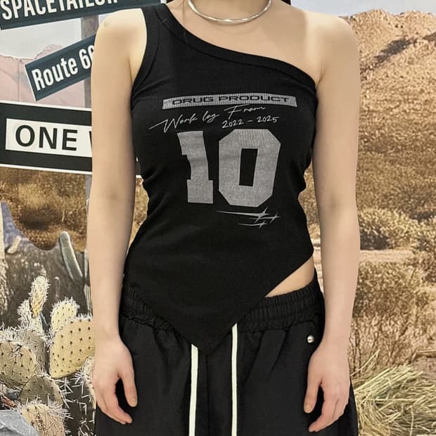 드러그 프로덕트 원숄더 슬리브리스 민소매 탑 블랙