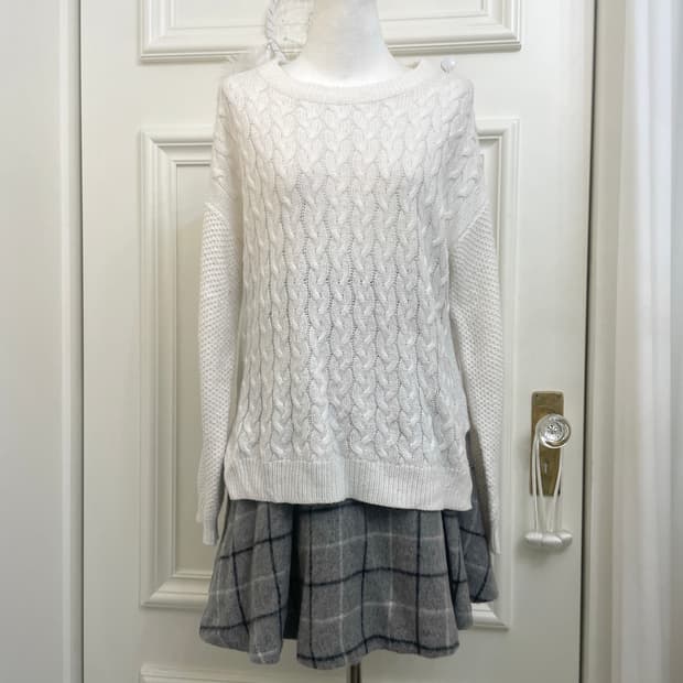 white twist side slit sweater(size-L)