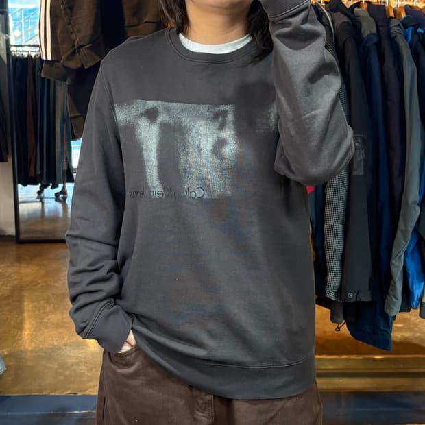 캘빈클라인 진스 차콜 맨투맨