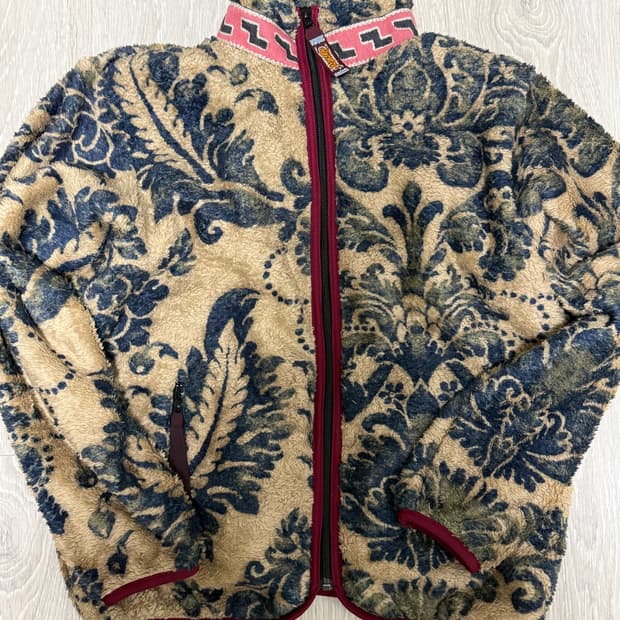 캐피탈 다마스크 패턴 마리아 후리스