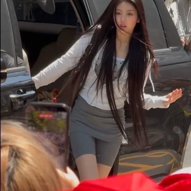 👉아일릿 원희 착용👈 샬롬클럽 쿨 플리츠 팬츠 그레이 (공홈 품절)