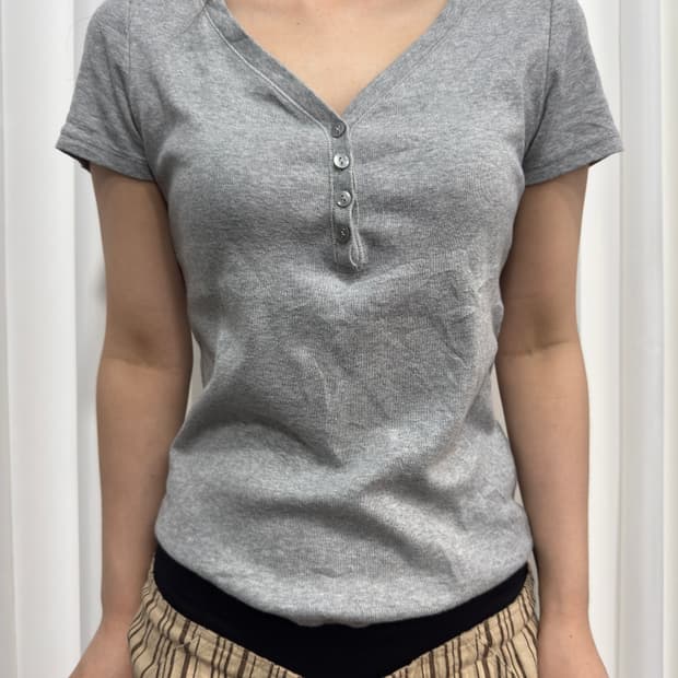 uniqlo button slim top