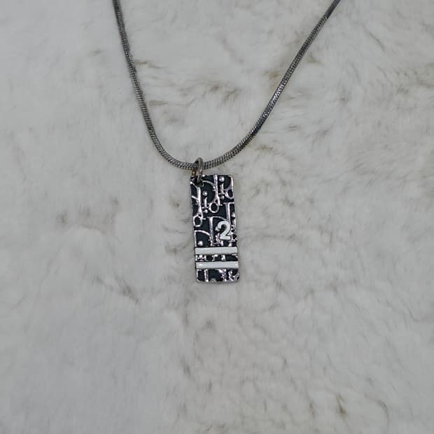 디올 트로터 dior 로고 플레이트 블랙 실버 목걸이(남녀공용)