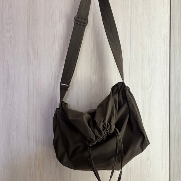 유니클로 u 스트링백 브라운