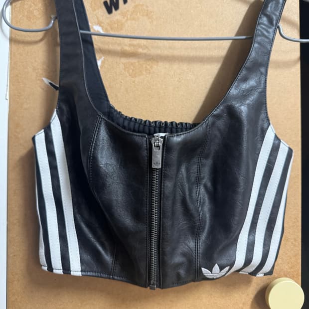 아디다스 레더 크롭 탑