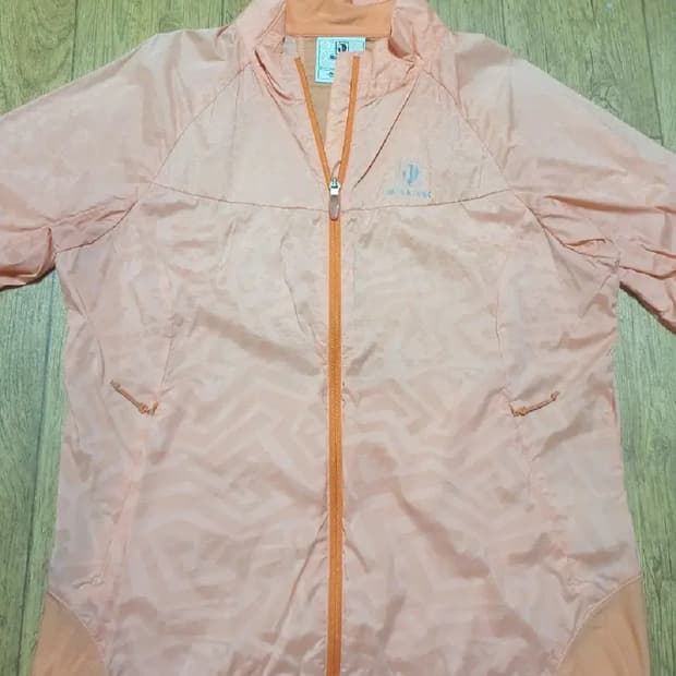 블랙야크 바람막이 100 사이즈입니다