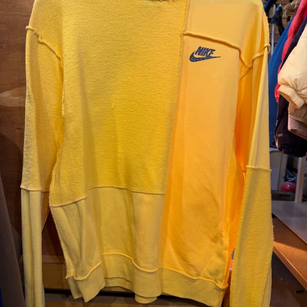 나이키 옐로우 맨투맨