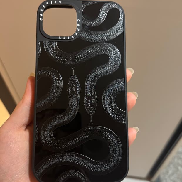 아이폰 15 Plus Black Kingsnake