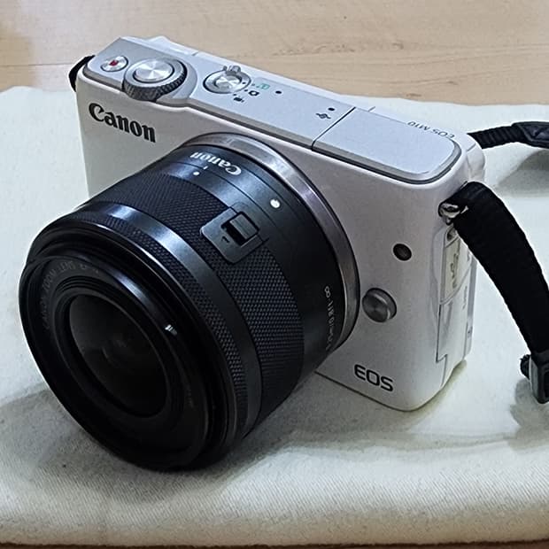 캐논 EOS M10 화이트 미러리스 카메라와 15-45mm 렌즈팝니다.