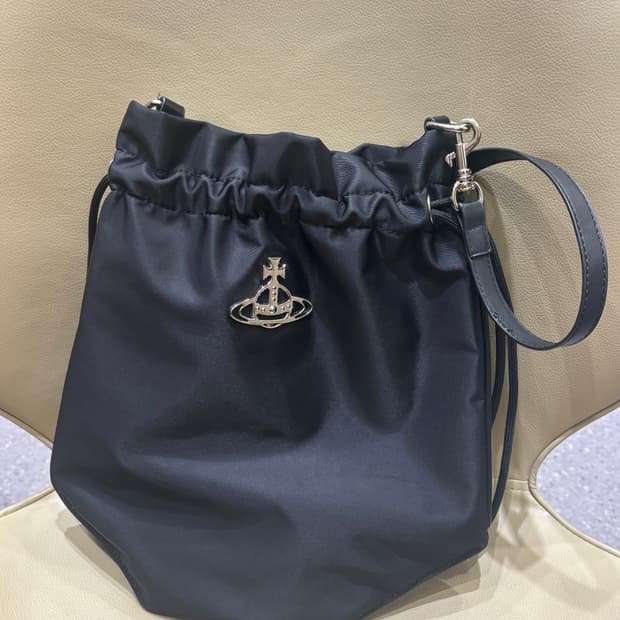 비비안웨스트우드 드로스트링 숄더백