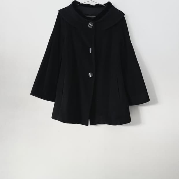 Round detail fur half coat / black