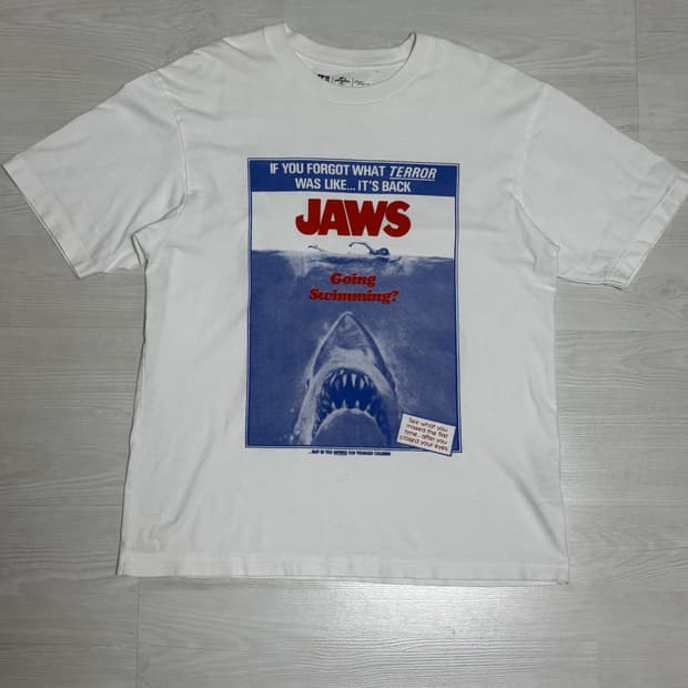 유니클로 UT JAWS 그래픽 티셔츠 m
