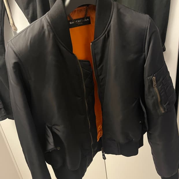 발렌시아가 크롭 봄버 블랙