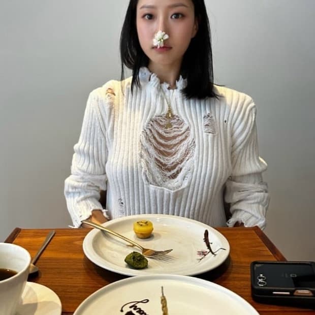 [고민시 착용] 오픈 와이와이 데미지 하트 풀오버 니트 스웨터