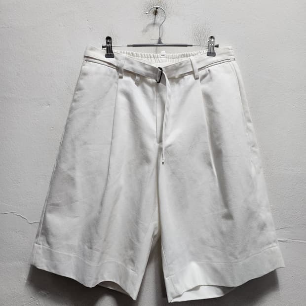 AVECDESIGN 아베크디자인 벨티드 화이트 버뮤다팬츠 