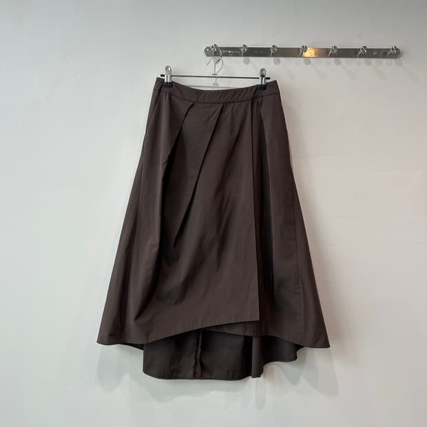 브라운 핀턱 언발 플레어 스커트