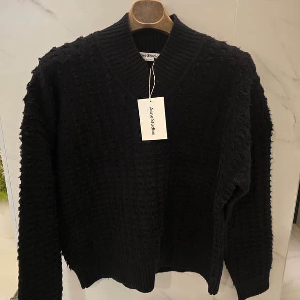 아크네 스튜디오 텍스처드 v넥 스웨터