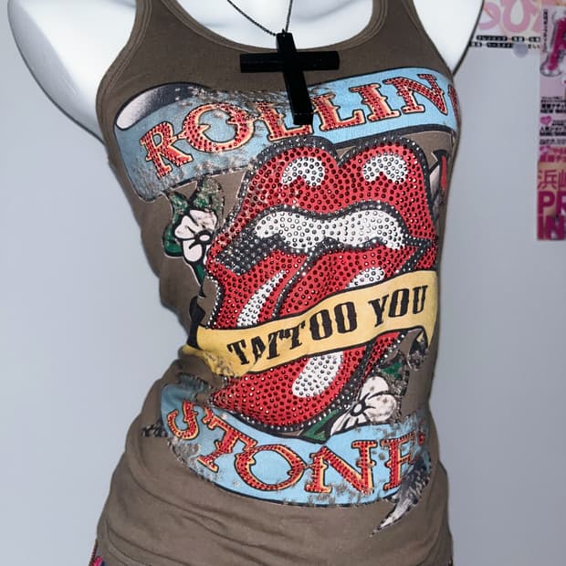 Rolling Stones 큐빅 립 프린트 락시크 슬림핏 나시