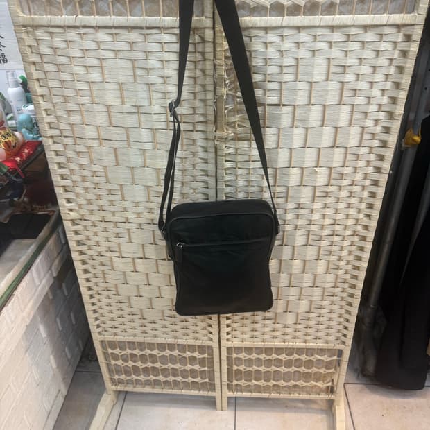 정품 프라다 나일론 메신저백 팝니다