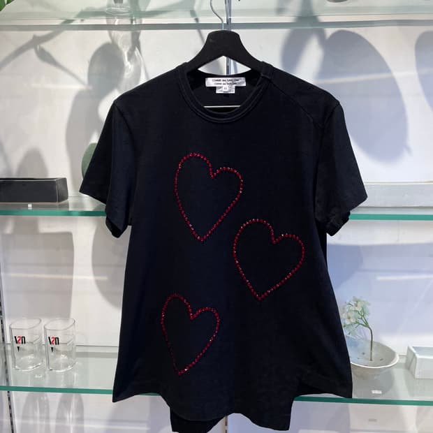 25ss 꼼데가르송 rhinestones 3-hearts tee
