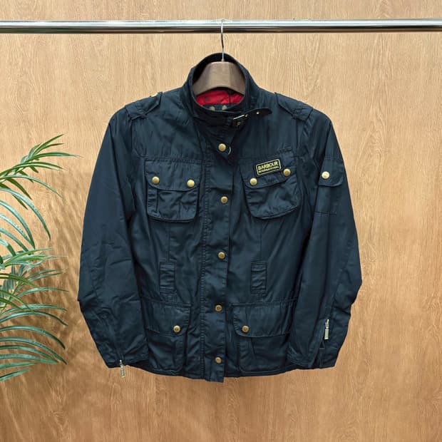 바버 하이넥 자켓 멀티 포켓 로고 자수 패치 슬리브 지퍼 디테일 블랙