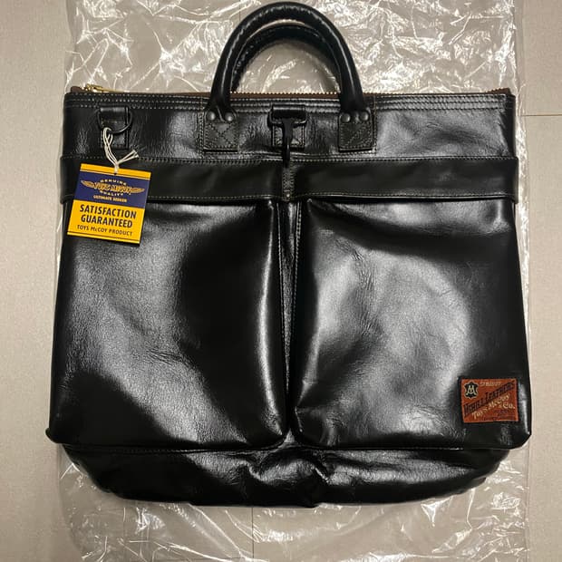 토이즈맥코이 레더 헬멧백 브라운 판매합니다.