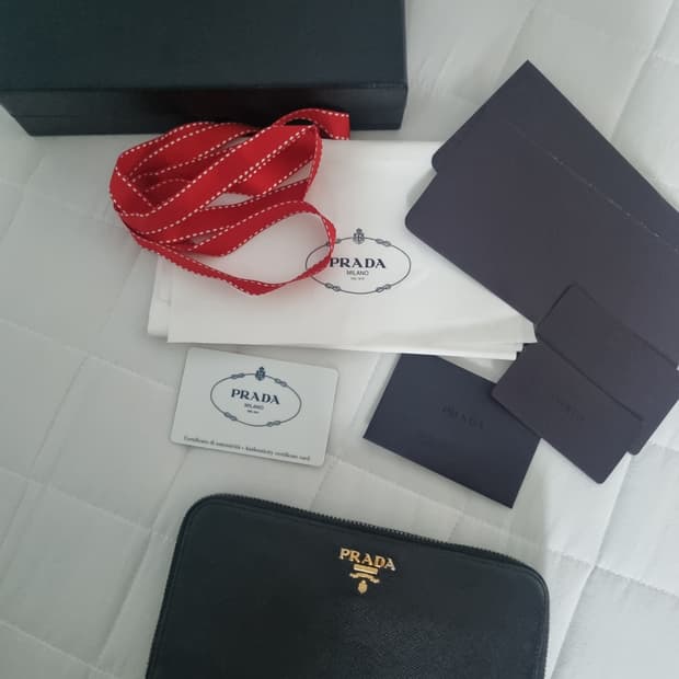 [ 풀구성품 ] 프라다 사피아노 금장 지퍼돌이 장지갑