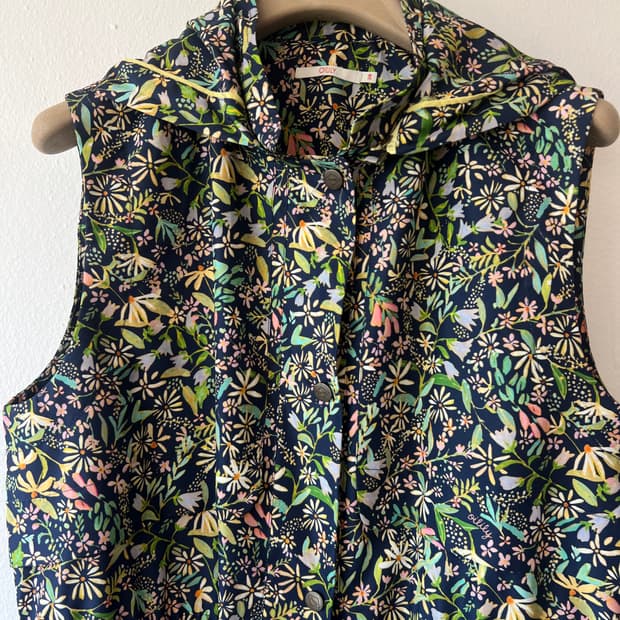 오일릴리 여성 네이비플라워 바람막이조끼 후드조끼 