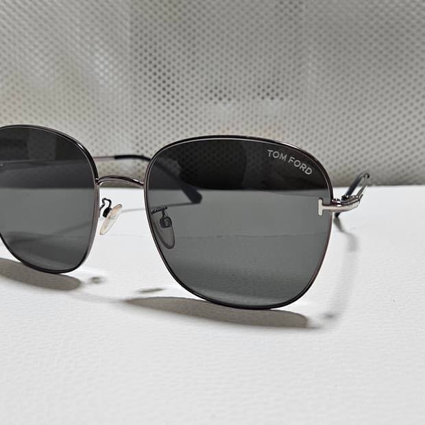 톰포드 선글라스 TF888-k (메탈그레이 컬러)