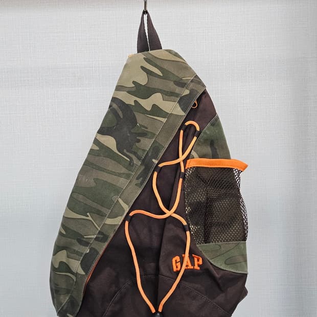 갭 카모 슬링백