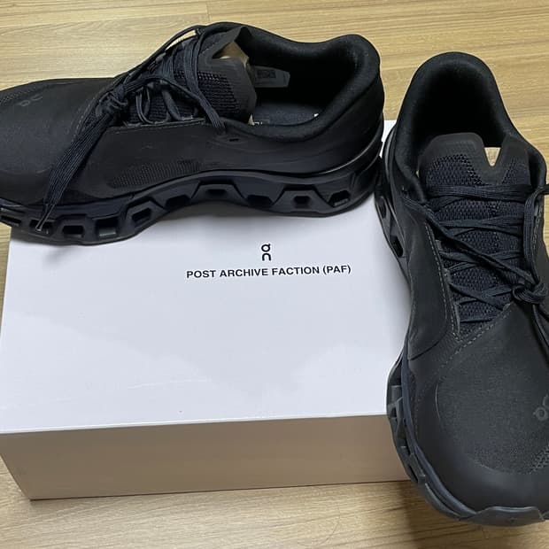 온 러닝x파프(PAF) 클라우드 몬스터(블랙) 270 사이즈 팝니다.