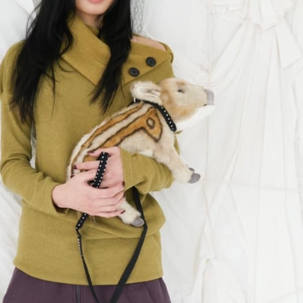 인앵양하모니 터틀넥 올리브