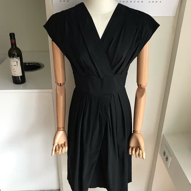 버버리 브이넥 랩 플리츠 캡슬리브 원피스