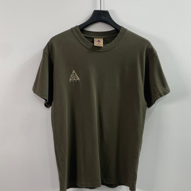 나이키 ACG 로고 카키 반팔티 (on.1119)