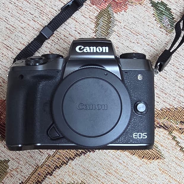 캐논 EOS m5 미러리스 카메라(바디만) 판매합니다.