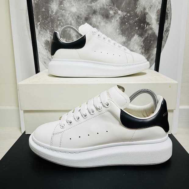 정품 39) 알렉산더 맥퀸 블랙 오버솔 스니커즈 250~255