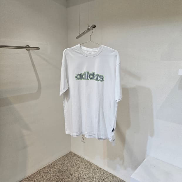 아디다스 로고 반팔 티셔츠