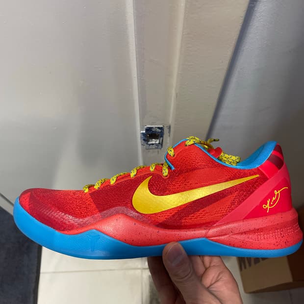 나이키 코비 8 프로트로 라이트 크림슨 비비드 블루 295팝니다.