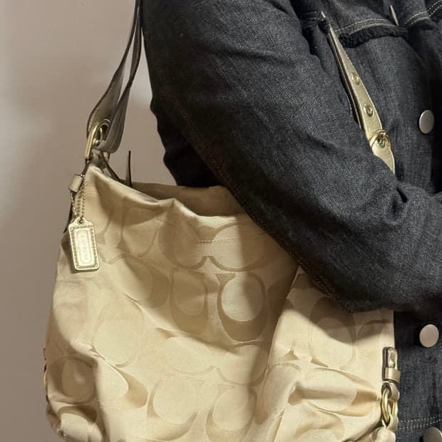 코치 Y2K 시그니처 모노그램 숄더백 베이지