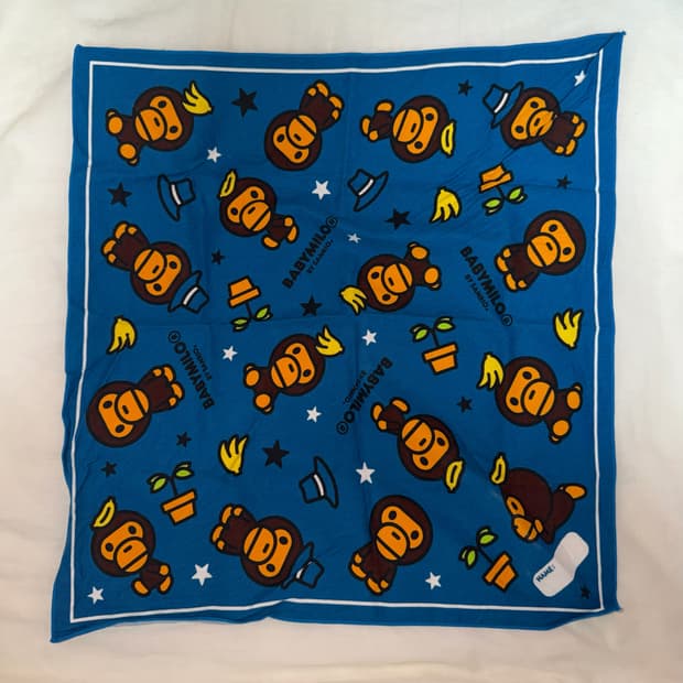 [Bape] 베이프x산리오 콜라보 런치 크로스 손수건