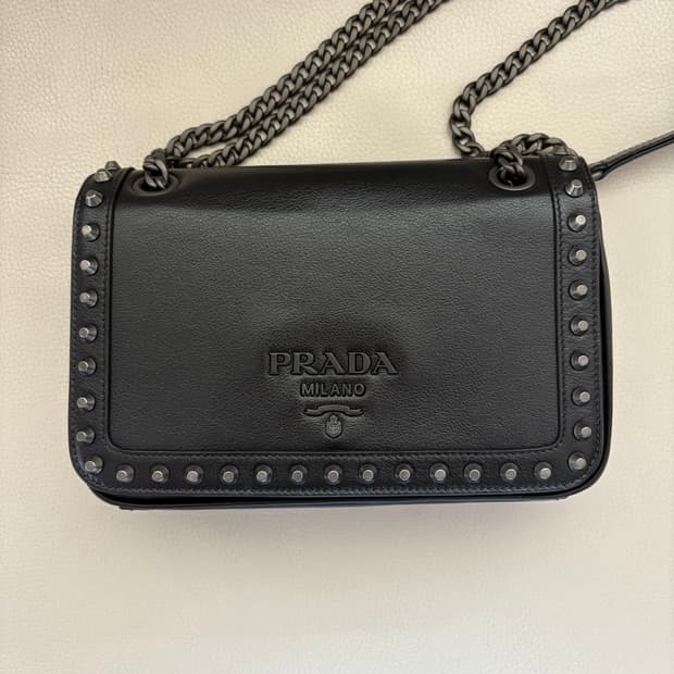 프라다 스터드 숄더백