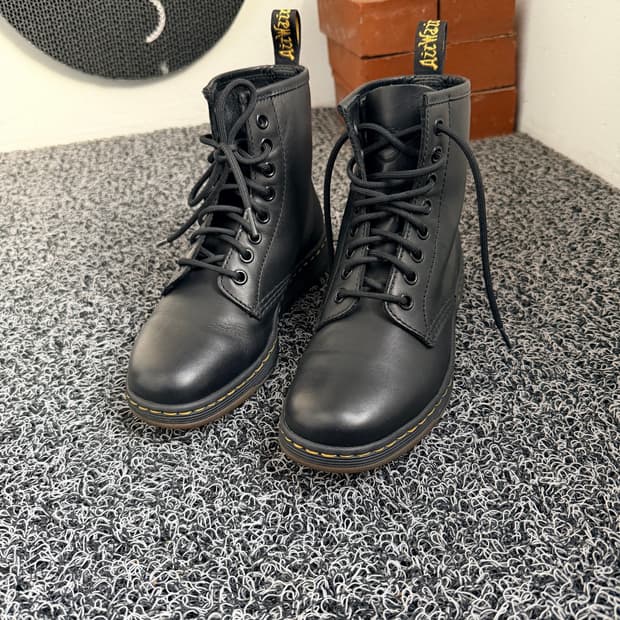 닥터마틴 뉴턴(Newton) 블랙 8홀 부츠