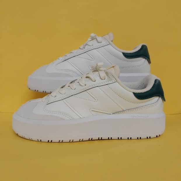 남녀공용 뉴발란스 CT302  화이트 가죽 스니커즈, 운동화 (235)