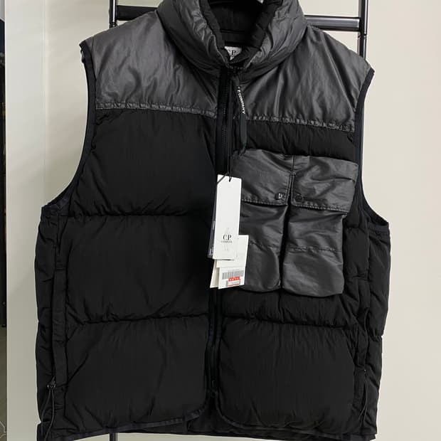 cp컴퍼니 24fw 에코크롬 패딩조끼 L사이즈