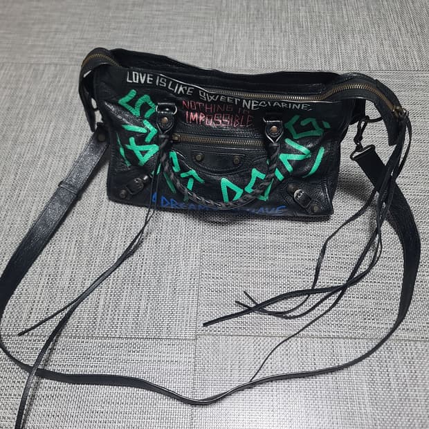 발렌시아가 모터백 스몰 그래피티 블랙 토트백 크로스백