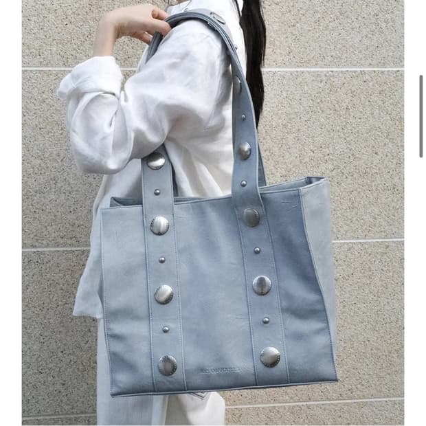 이우가마카라스 Big Studded Shopper Bag